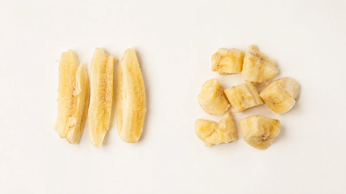 Banana for babies (12 months old): Lengthwise strips or irregular pieces