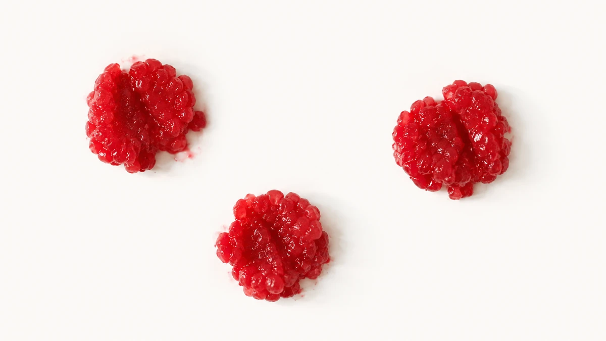 Raspberry for babies (9 months old): Soft, gently flattened raspberries